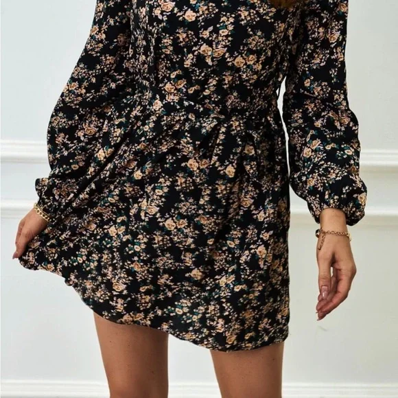 NWOT Floral Print Lantern Sleeve Belted Dress Size Medium 6 - Picture 3 of 6